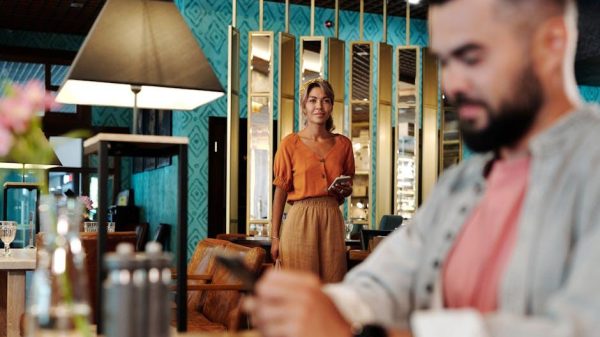 How to Stay Calm and Confident During a First Date