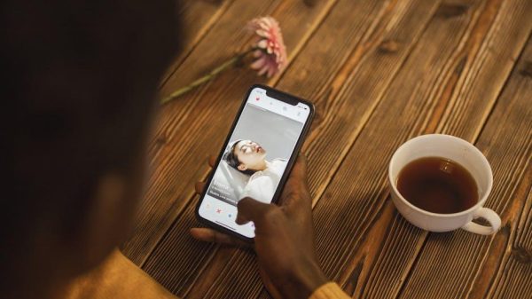 How to navigate dating apps while avoiding red flags