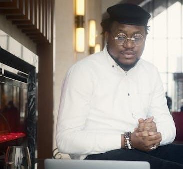 How to set boundaries while dating online