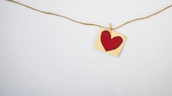 Are Grand Romantic Gestures on Early Dates a Red Flag