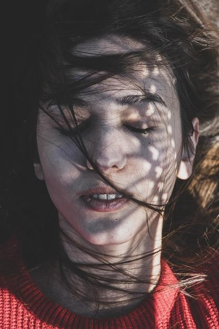 Signs Your Date Might Be Pretending to Be Emotionally Open