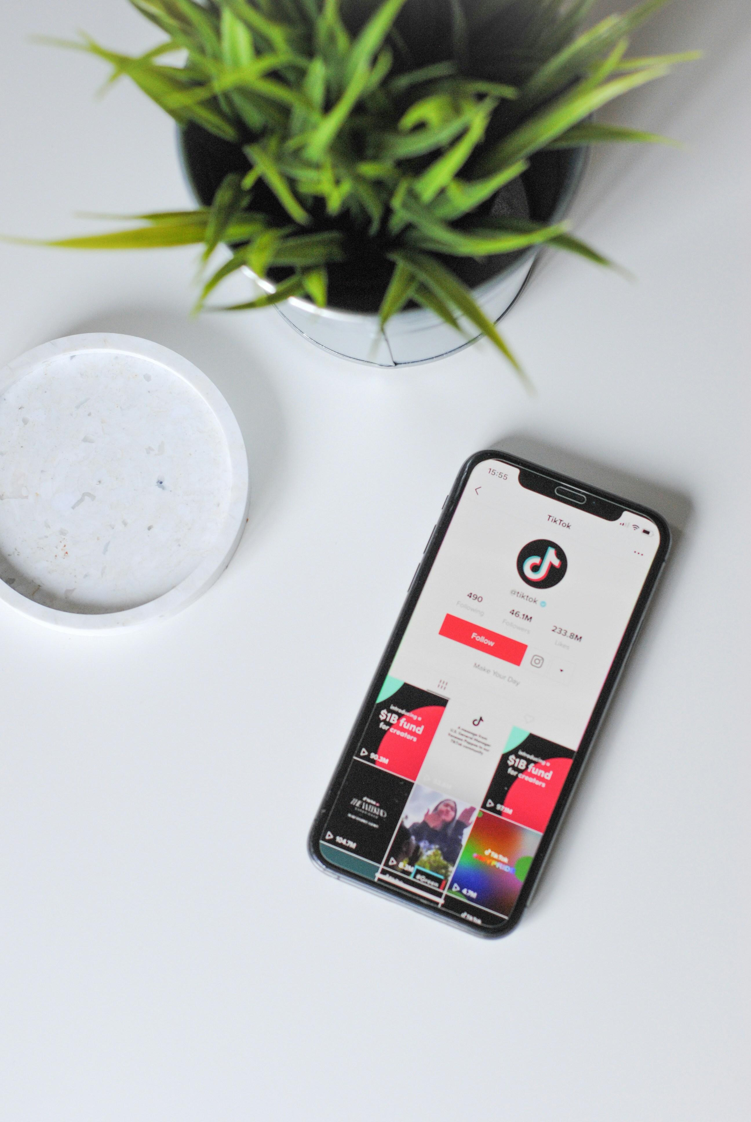 Navigating the Digital Landscape in Modern Relationships