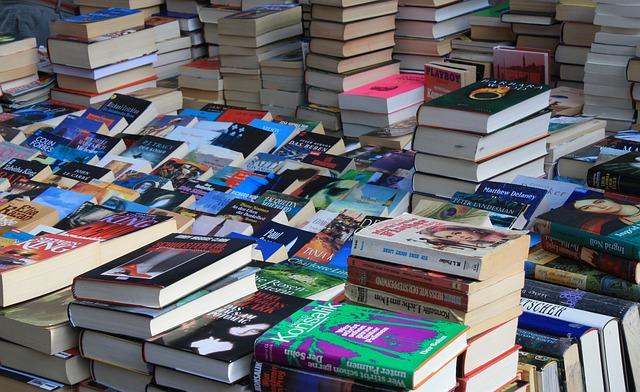 Bookstore ​Browsing: Literary Escapes and ⁣Shared Discoveries