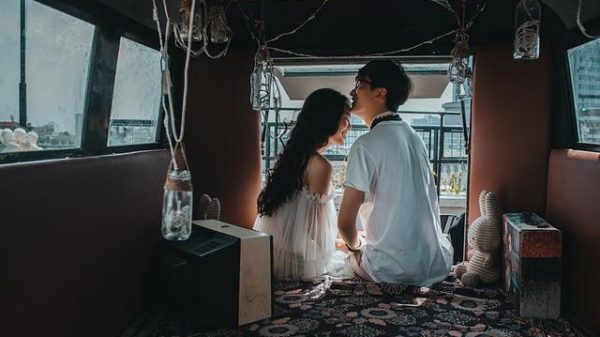 What Your Date’s Body Language Is Really Telling You